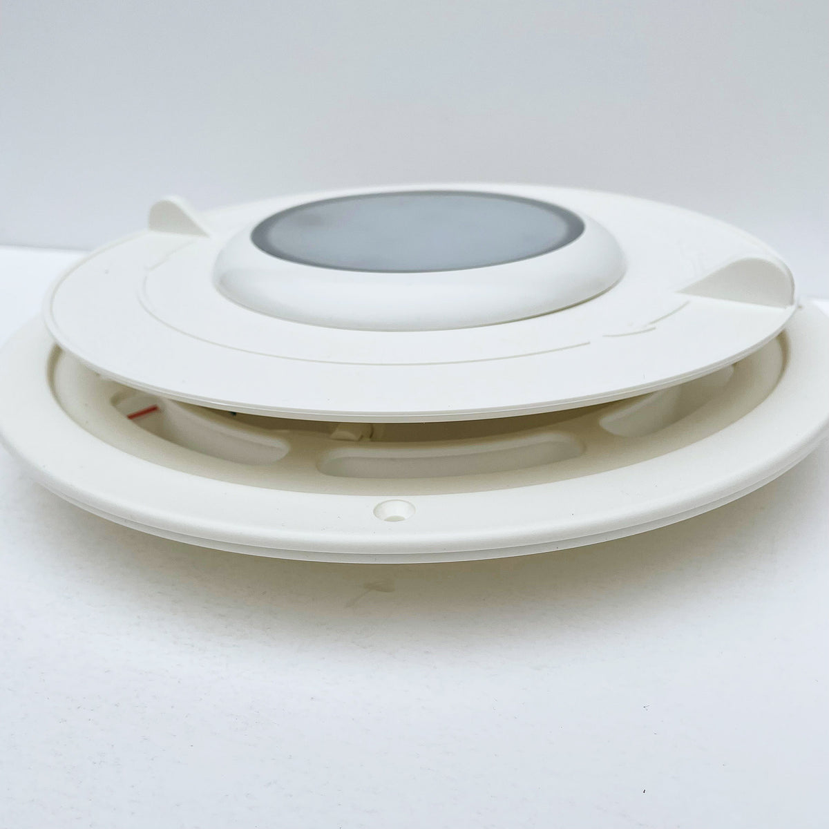Low profile motorised van roof vent for buses, ambulances and ...