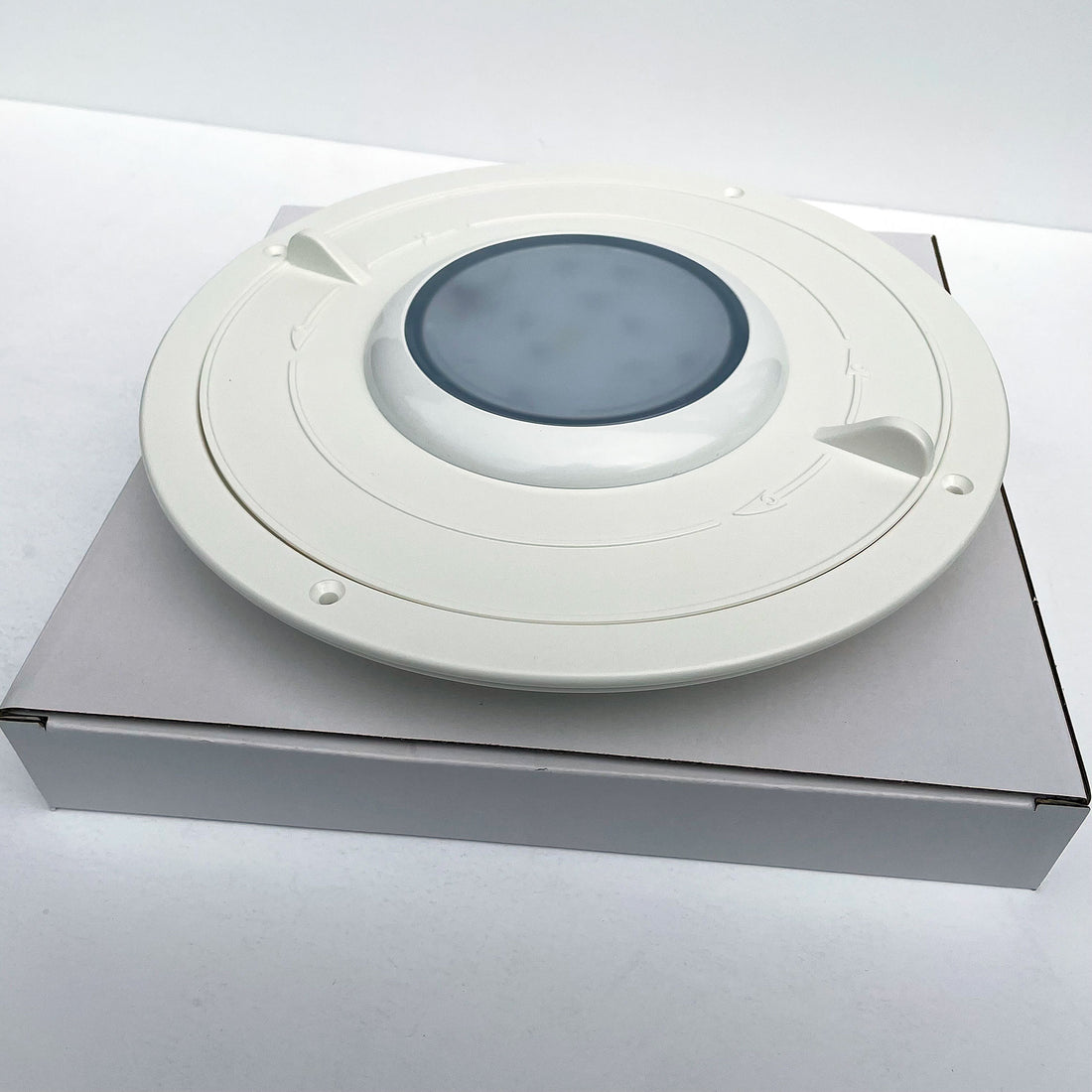 Low profile motorised van roof vent for buses, ambulances and ...